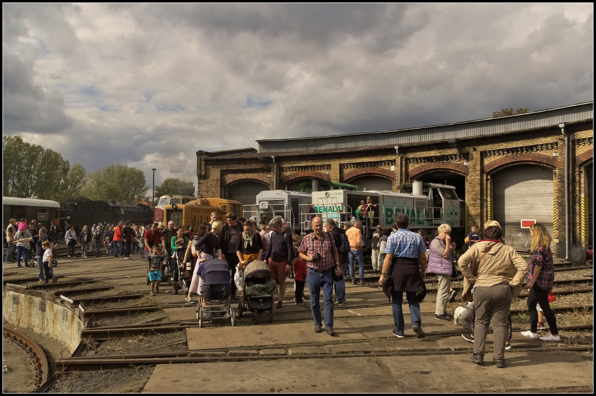 Mit Kind und Kegel sind Besucher zum 15. Berliner Eisenbahnfest zum Betriebsbahnhof Schneweide am 15.09.2018 gekommen. Diejenigen die Kinderwagen dabei hatten, waren vor echte Herausforderungen gestellt da es noch keine Allrad-Kinderwagen gibt. So musste fters gehoben und getragen werden als wohl lieb war.