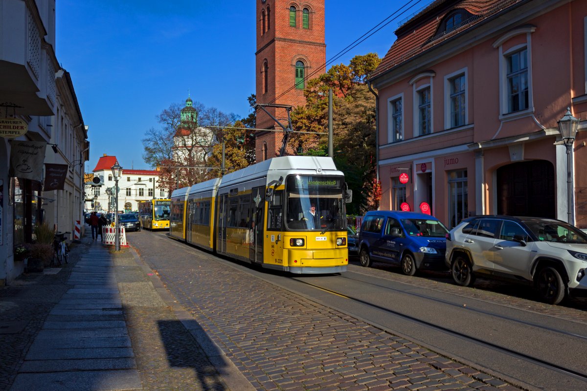 Mittlerweile gibt es im Bereich Kpenick zahlreiche Linien, an deren Endstellen keine Wendeschleife zur Verfgung steht. Gerade werktags ist der Bestand von 45 GTZ daher meist stark ausgelastet, insbesondere wenn noch Bauarbeiten dazu kommen. Am Wochenende ist die Fahrzeugreserve aber gro genug, um auch auf Linien, die keine Zweirichtungsfahrzeuge bentigen GTZ einzusetzen. So war am 30.10.21, einem Samstag, Wagen 2221 auf der Linie 62 unterwegs.