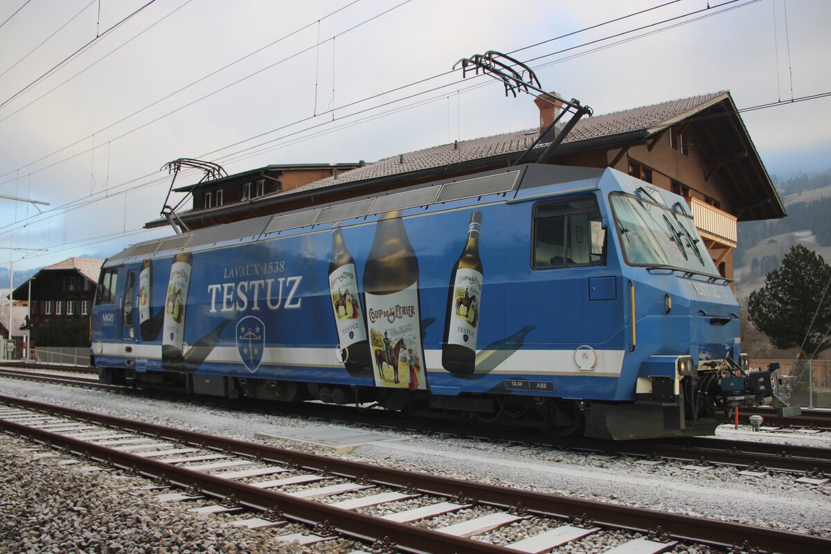 MOB 8001 wartet am Sylvester 2025 in Zweisimmen auf der aus Spiez kommender Panoramic Express.