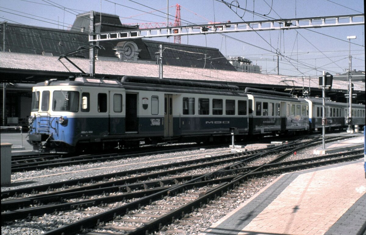 MOB ABDe 8/8 Nr. 4002 mit Wagenzug in Montreux am 25.08.1999.