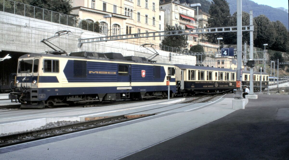 MOB GDe 4/4 mit Schokoladen-Express in Montreux am 25.08.1999.