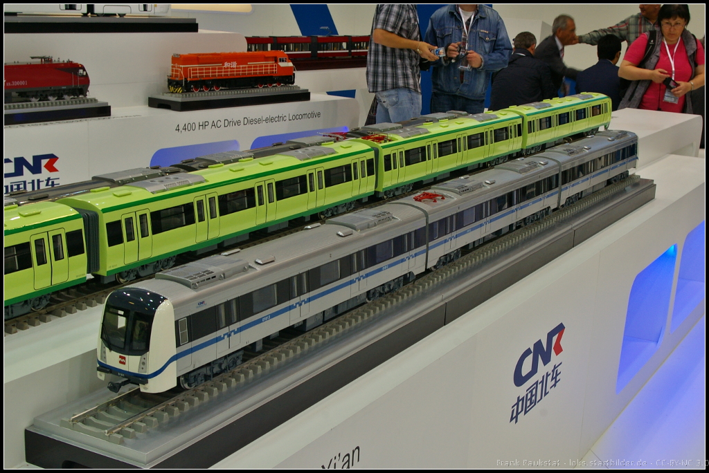 Model of CNR 01013 Metro Car for Xi'an.

Die ersten Planungen für eine Metro begannen bereits Mitte der 1980er Jahre mit insgesamt 4 Linien und 73.2 km Streckenlänge. 2006 wurde der Plan überarbeitet und erweiterete die Streckenlänge auf 252 km. Bis zum Jahr 2030 will man 15 Metro-Linien in Betrieb nehmen. Ausgestellt war das Modell auf dem Messestand der CNR auf der InnoTrans 2014 in Berlin.

Website (english): http://en.chinacnr.com/394-973-10608.aspx
