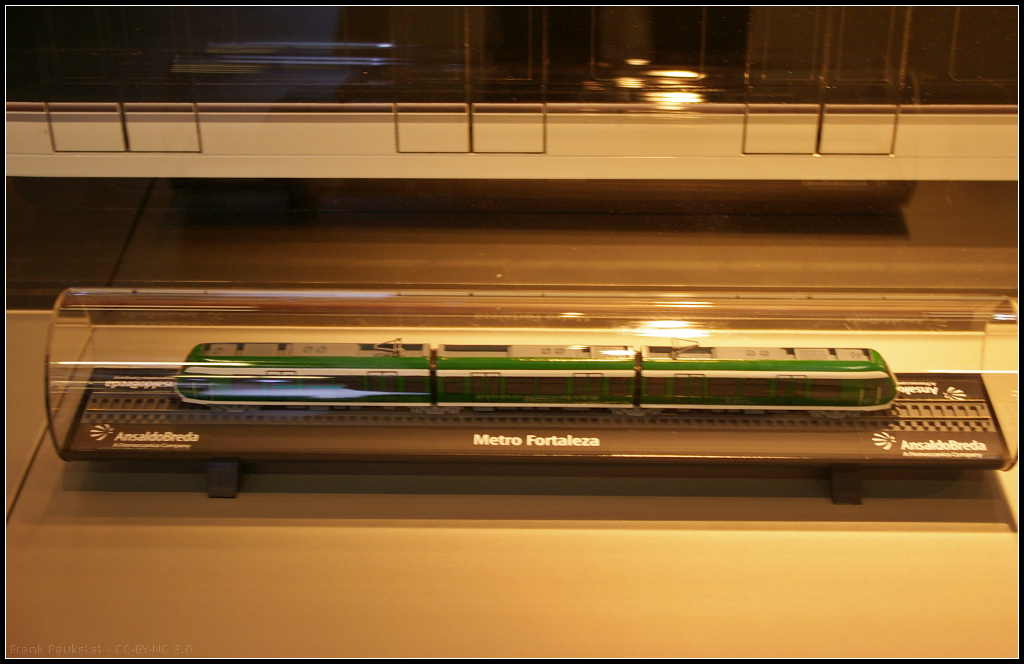Model of Metro Fortaleza in Brasilia.

Für die Metro in Fortaleza im Nordosten Brasiliens werden diese 3-Wagen-Züge gebaut. Bis zu 3 Züge können zusammen gekoppelt werden. Die Versorgung erfolgt via Oberleitung. Zu sehen war das Modell am Messestand von AnsaldoBreda auf der InnoTrans 2014 in Berlin.

Daten: Länge 40 m, Breite 2.65 m, Höhe 3.97 m, Spurbreite 1000 mm, Gewicht 70 t, Höchstgeschwindigkeit 120 km/h, Kapazität 445 Fahrgäste.

Webseite Hersteller (english): http://www.ansaldobreda.it/en/prodottieservice/metro/fortaleza

