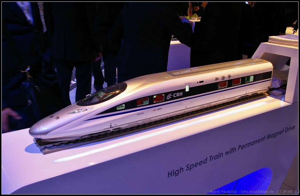 Modell des CRH380A, eines Hochgeschwindigkeitszugs mit permanenten magnetischen Antrieb. Das Model war auf dem Stand der CSR Corporation Limited auf der InnoTrans 2014 in Berlin zu sehen.
<p>
Daten: Geschwindigkeit 350 km/h, 8-Wagen-Zug (4M4T), Sitzpltze 554 (10 Business, 28 in der 1. Klasse, 518 in der 2. Klasse), Lnge 203 m, Leistung Magnetmotor 635 kW
