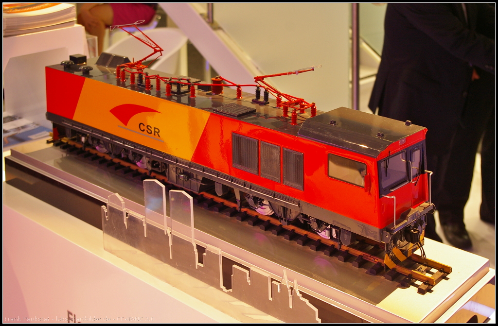 Modell einer Zweisystem-Lokomotive fr Transnet in Sdafrika. Bestellt wurden bei CSR 195 Stck mit einer Option auf insgesamt 359 Stck.
<p>
Daten: Spannungen 25 kV AC / 3 kV DC, Spurweite 1065 mm, Gewicht 86 t, Leistung 3000 kW, Geschwindigkeit 100 km/h, Lnge 18.3 m, Hhe 3 m
