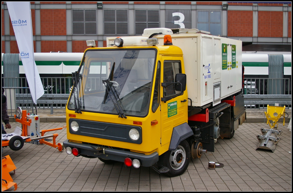 M�ser Ro-V 149.3 ist ein leichtes Zweiwege Schienenschleiffahrzeug. Das w�hrend der InnoTrans 2014 in Berlin gezeigte Fahrzeug ist bei SPAW-TOR aus Polen im Einsatz.
<p>
Daten: L�nge 4.8 m, Breite 1.7 m, H�he SOK 2.42 m, Gewicht 5.5 t, Leistung 110 kW/3x 400 V, Schleifspindeln 6 (variable Drehzahl), Geschwindigkeit 20 km/h.
<p>
Webseite Hersteller (deutsch): http://www.moeser-maschinenbau.de/de/rov149.html
