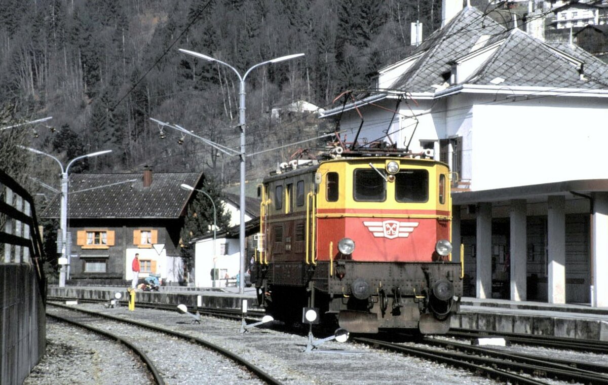 Montafon-Bludenz-Schruns-Bahn (MBS) 1045.01 in Schruns im März 1989. 
