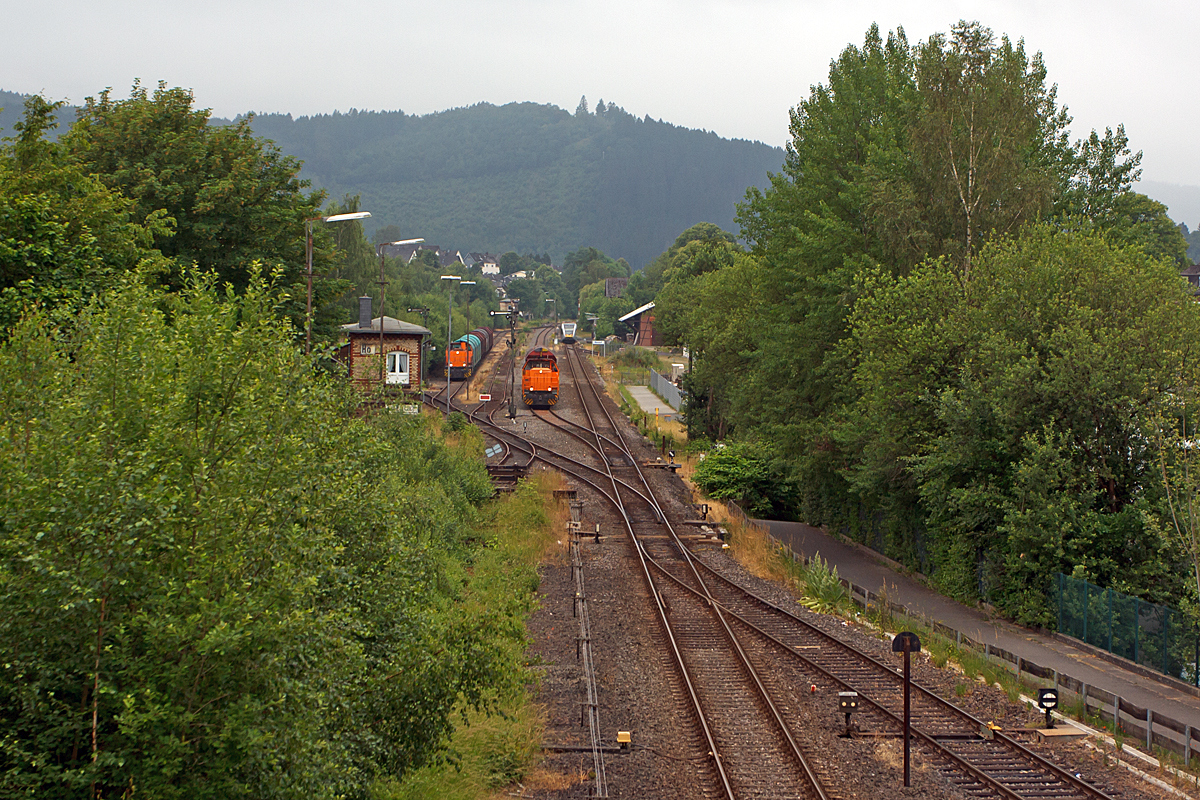 
Morgens um zehn nach sieben am 20.06.2014 Hochbetrieb am Bahnhof Herdorf. Lok 44 und 46 der KSW jeweils mit einem Gterzug und ein Stadler GTW 2/6 der Hellertalbahn.