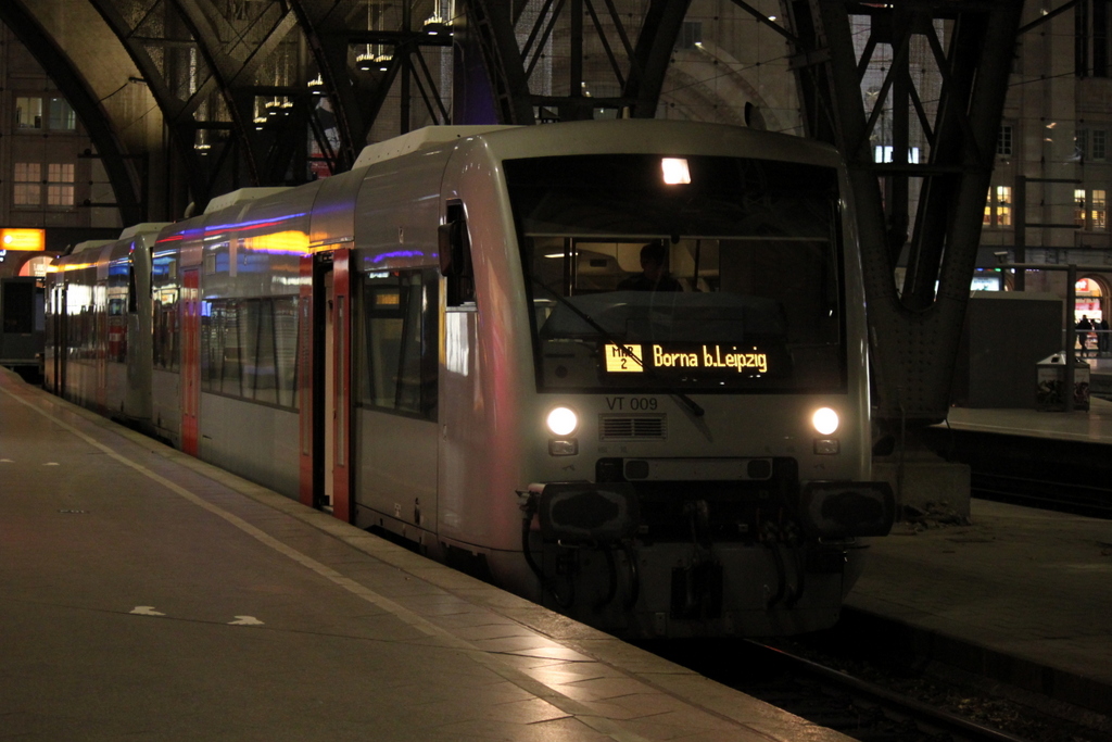 MRB 80295 von Leipzig Hbf nach Borna(Leipzig) kurz vor der Ausfahrt um 06:30 Uhr im Leipziger Hbf.24.11.2013