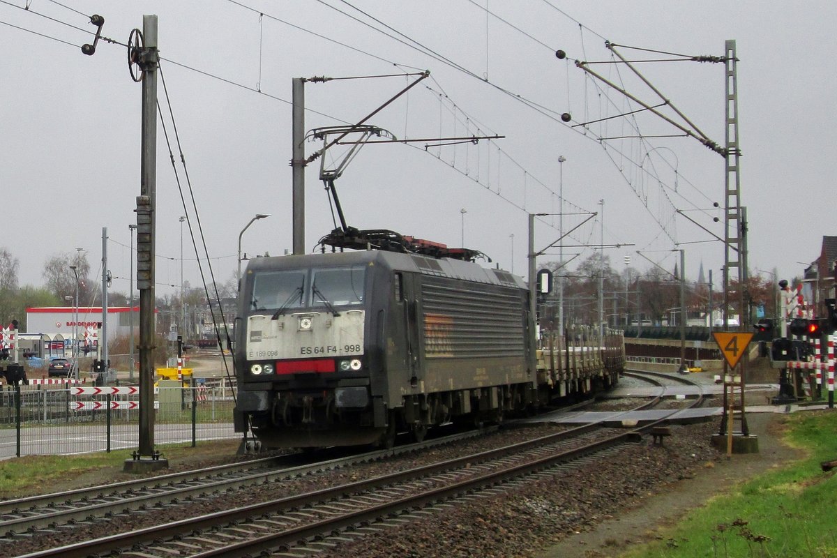 MRCE/LOCON 189 098 passiert ein Bahnübergang in Venlo am 18 März 2017 und bekommt eine Regenschauer.