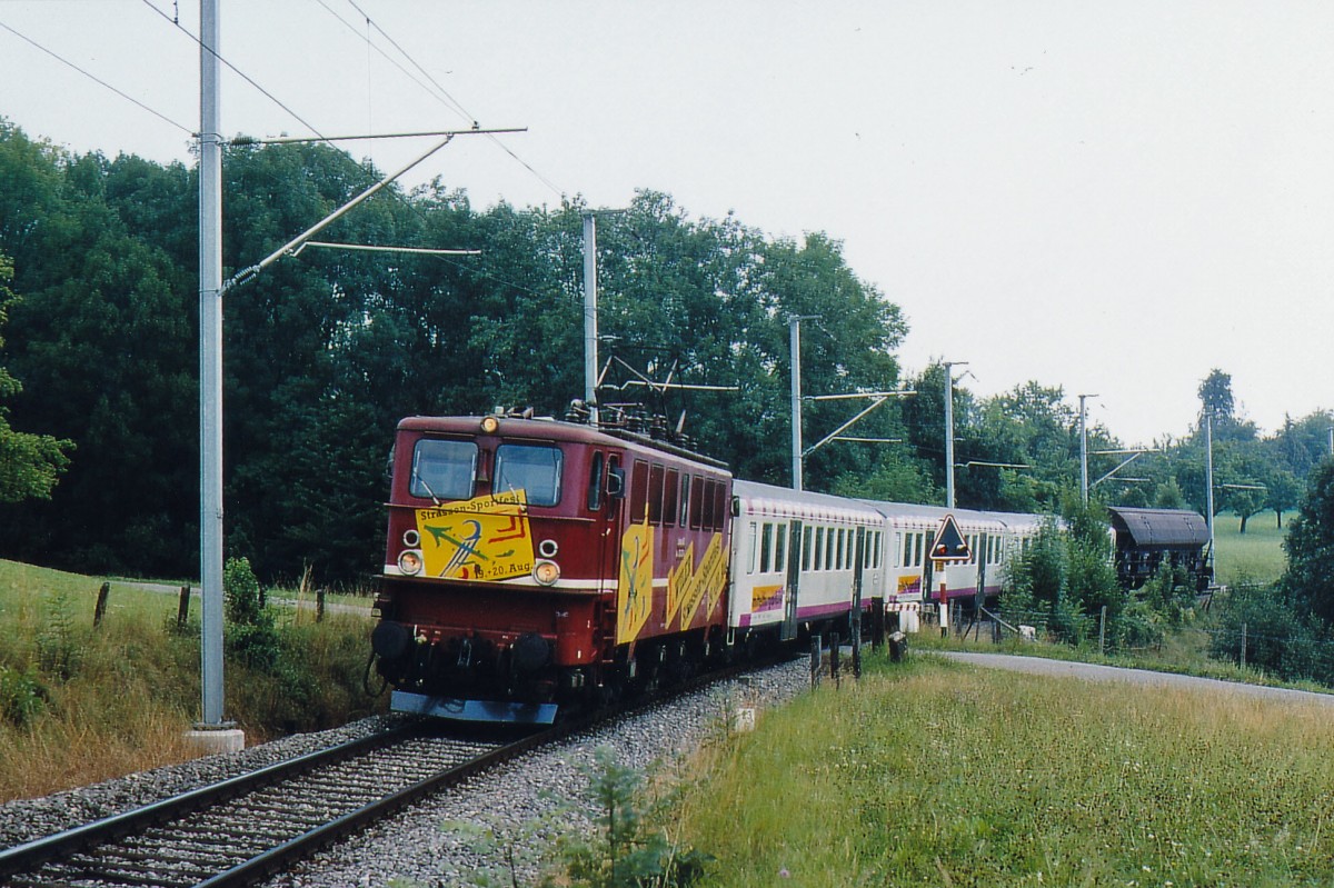 MThB: MThB Ae 477, ehemals DR BR 142 mit einem G�terzug mit Personenbef�rderung (GmP) bei Kehlhof im August 1995. Bei den Personenwagen handelt es sich um aufgearbeitete ausrangierte Mitteleinstiegwagen der SBB.
Foto: Walter Ruetsch