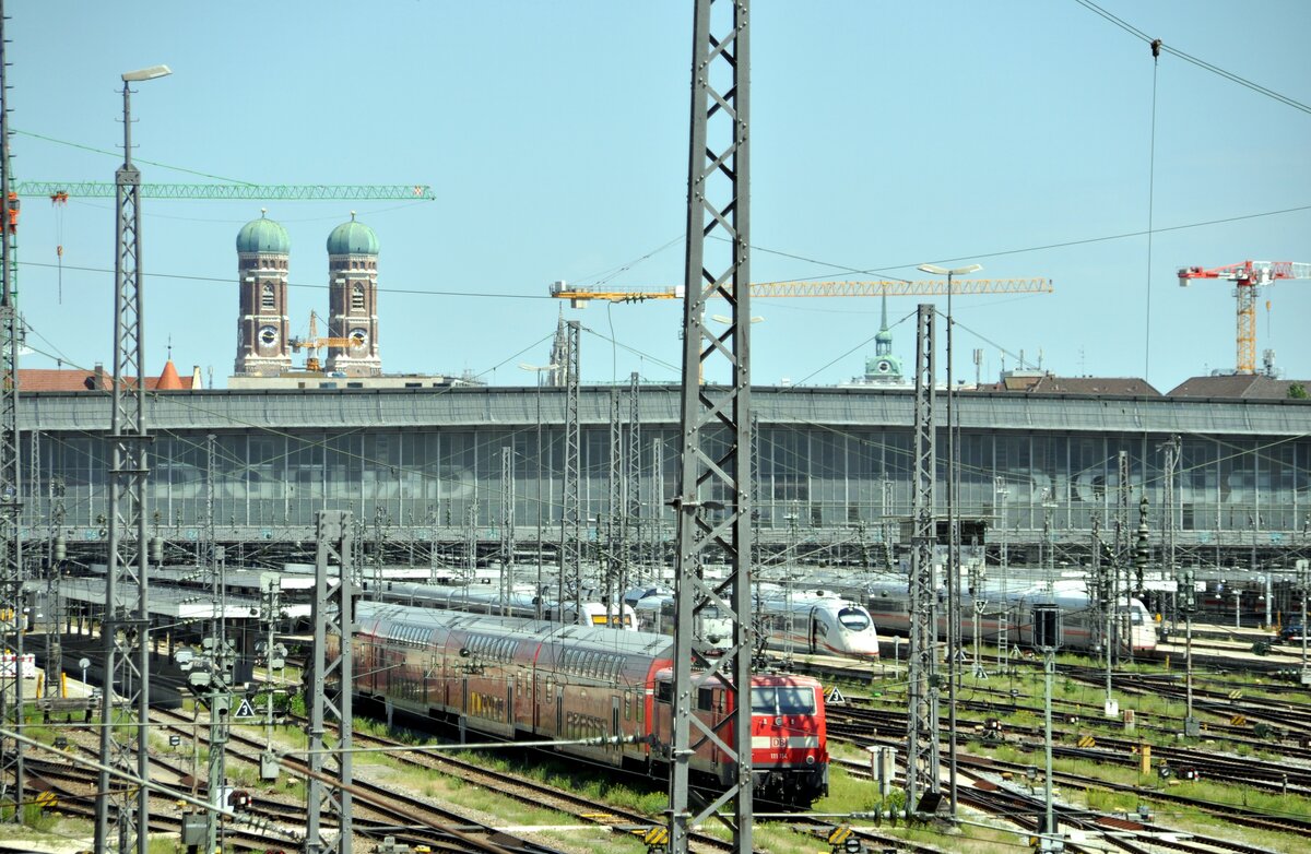 München Hbf von der Donnersberger Brücke gesehen am 04.06.2022. Zu erkennen sind 111 114 und ICE 3 und ICE 4.