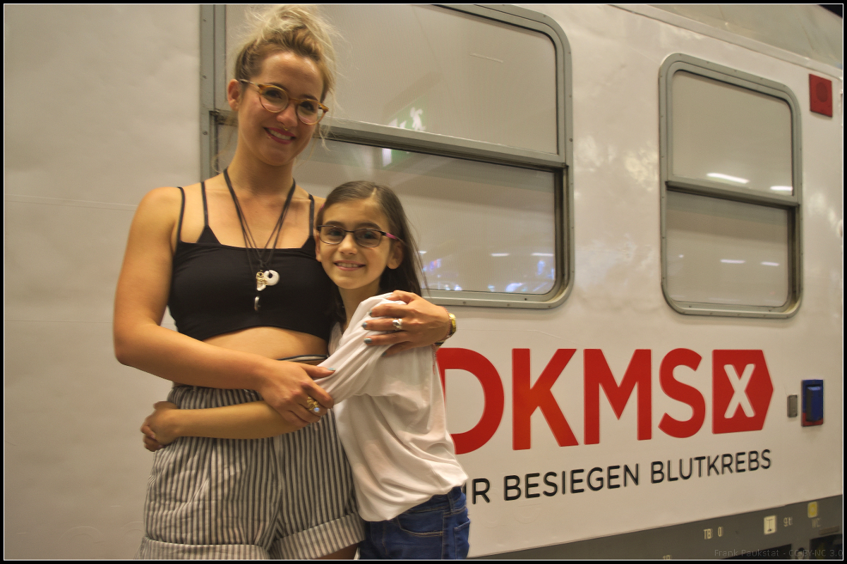  Mund auf. Stäbchen rein. Spender sein! . Bei Marie und ihrer Stammzellenspenderin hatte es geklappt und es konnte so ein Leben gerettet werden. 
<br><br>
 Jetzt bist Du am Zug – Setz ein Zeichen gegen Blutkrebs!  - Unter diesem Motto war eine Woche der DKMS-Sonderzug durch Deutschland gefahren um Menschen davon zu überzeugen das eine Registrierung als Spender Leben retten kann, so wie das von Marie oder Max, der noch auf einen kompatiblen Spender wartet. Der Zug, unter anderem von RailAdventure auf die Schiene gebracht, hatte am 28.05.2018 seine letzte Station in Berlin erreicht.
