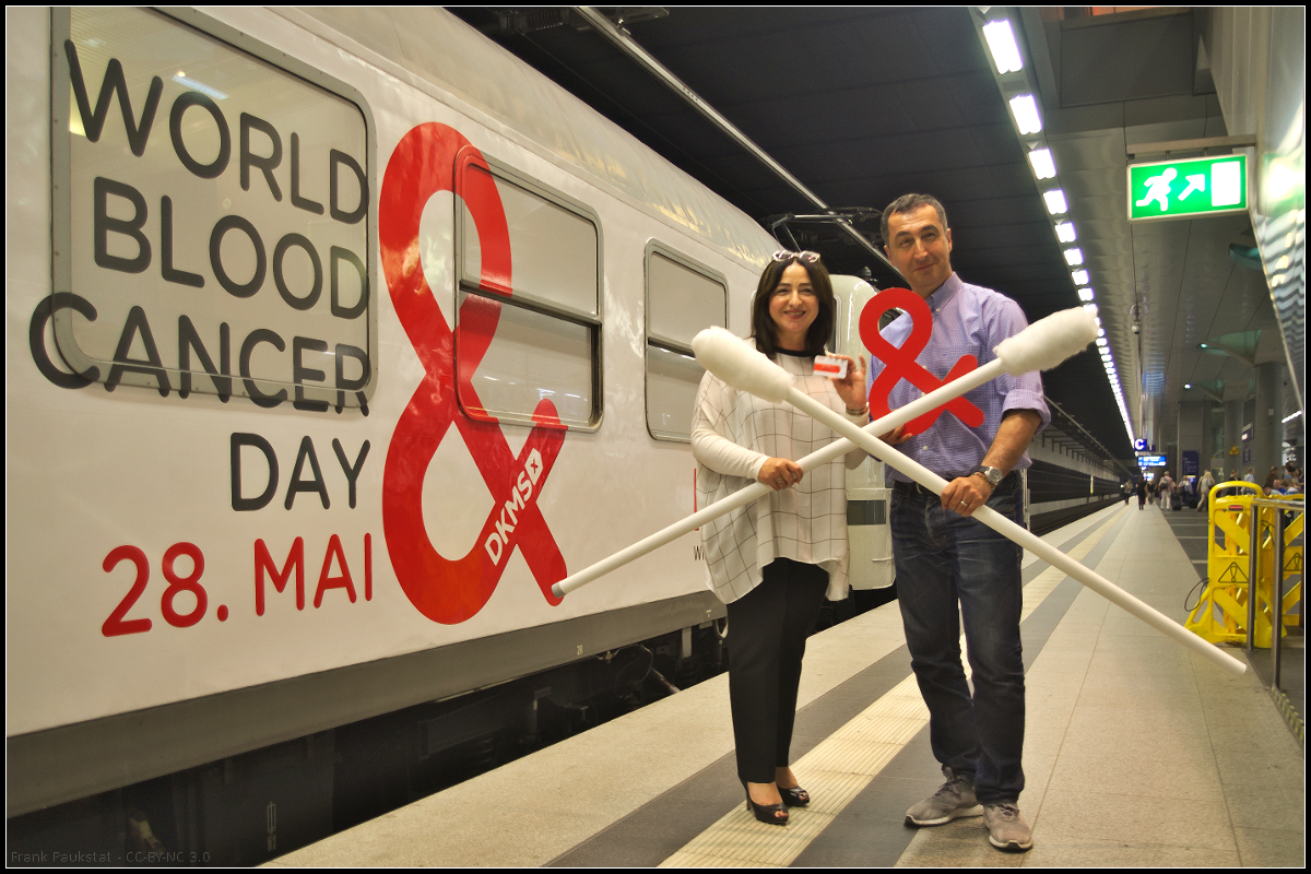  Mund auf. Stäbchen rein. Spender sein! . Mit disem Motto warben der Bundestagsabgeordnete Cem Özdemir und die Berliner Gesundheitssenatorin Dilek Kolat beim World Blood Cancer Day am 28. Mai 2018 um Registrierungen als Stammzellenspender für an Blutkrebs erkrankte Menschen. Der von der DKMS und weiteren Unterstützern organisierte Sonderzug war eine Woche quer durch Deutschland unterwegs und hatte am 28.05.2018 im Berliner Hauptbahnhof seine letzte Station.