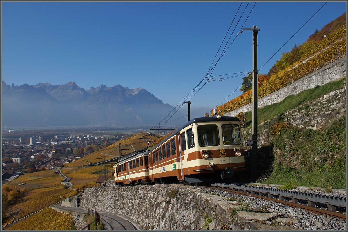 Nach der Fahrt durch die Altstadt von Ailge und der Spitkehr in  Aigle Dépôt  geht es stiel berwärts Richtung Leysin.
1. Nov. 2015