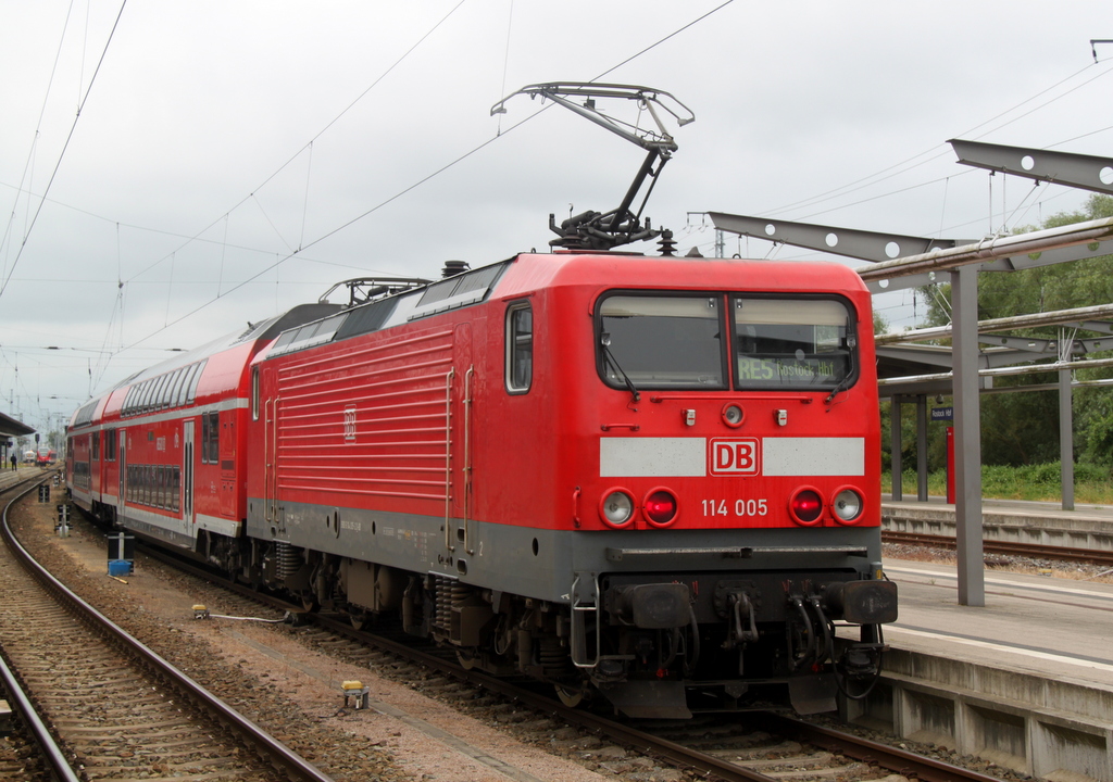 nach Ihrem Krankenhausaufenthalt im BW Rostock Hbf schob 114 005-2 am 14.06.2015 den RE 4361 von Rostock Hbf nach Lutherstadt Wittenberg.