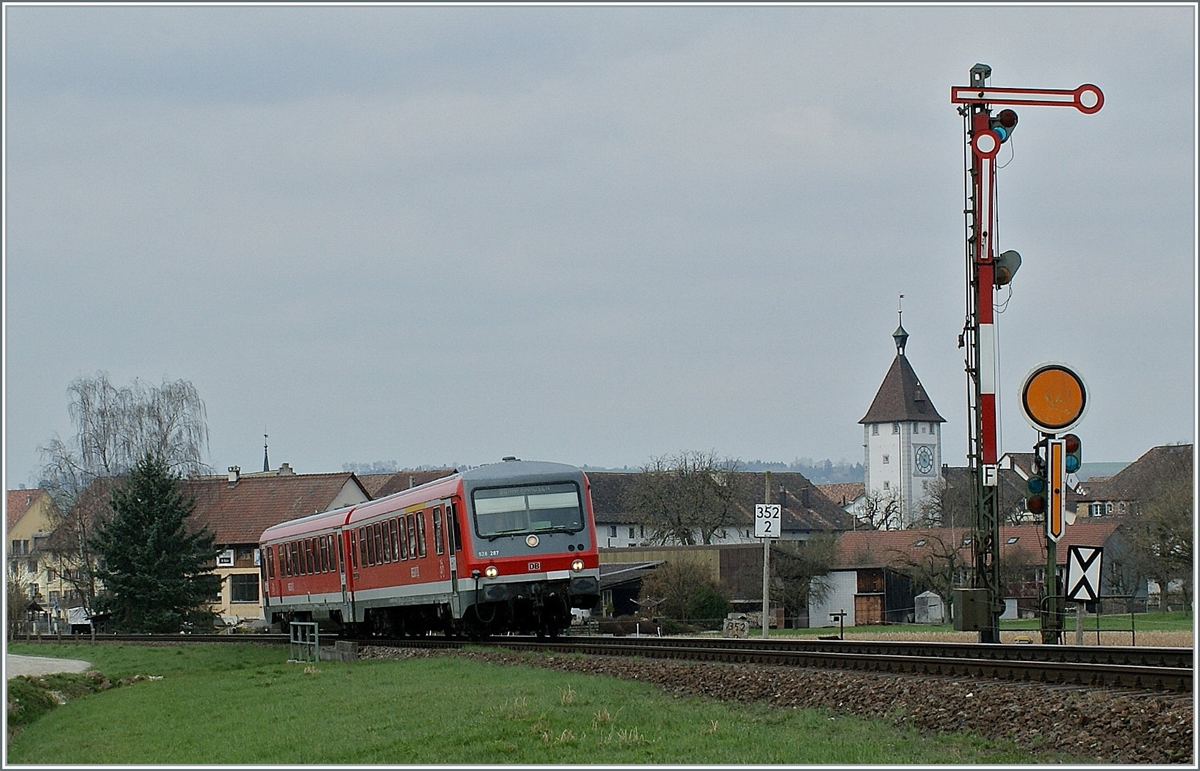 Nach so zahlreichen Bildern aus dem Jura (und es werden sicher noch weitere folgen) nun Bilder aus einer anderen Ecke der Schweiz, bzw etlichen anderen Ecken der Schweiz; wobei diesem hier kaum auf den ersten und auch zweiten Blick das Prädikat made in switzerland anzusehen ist: Der DB 628/928 287 verlässt Neunkirch im Klettgau in Richhtung Schaffhausen. 

12. April 2010