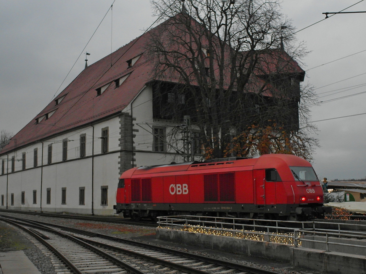 Nach der bergabe des Sonderzuges an die Re 4/4 I 10009 verlsst 2016 064 den Bahnhof Konstanz in Richtung Radolfzell und fhrt am 07.12.2014 am Konzilgebude vorbei.