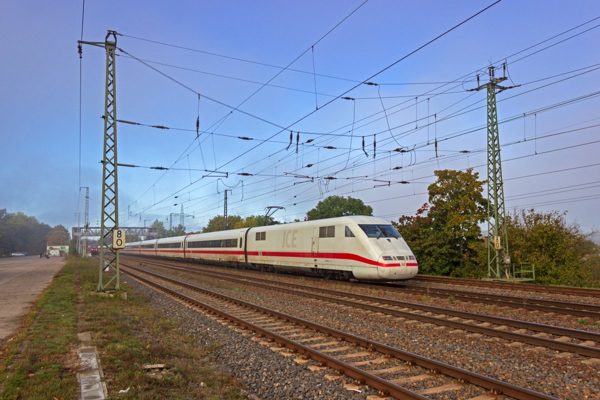 Nach der Wiedervereinigung Anfang der 90er-Jahre war der erste fr die elektrischen ICE-Zge erreichbare Berliner Bahnhof Lichtenberg. Um diesen zu erreichen war ein recht groer Umweg ber den Berliner Auenring und Michendorf ntig. Die am 13.10.20 umgeleiteten Fernverkehrszge nutzten einen Teil dieser historischen Route, bogen aber natrlich zum neuen Berliner Hauptbahnhof ab. 401 064 in Saarmund.