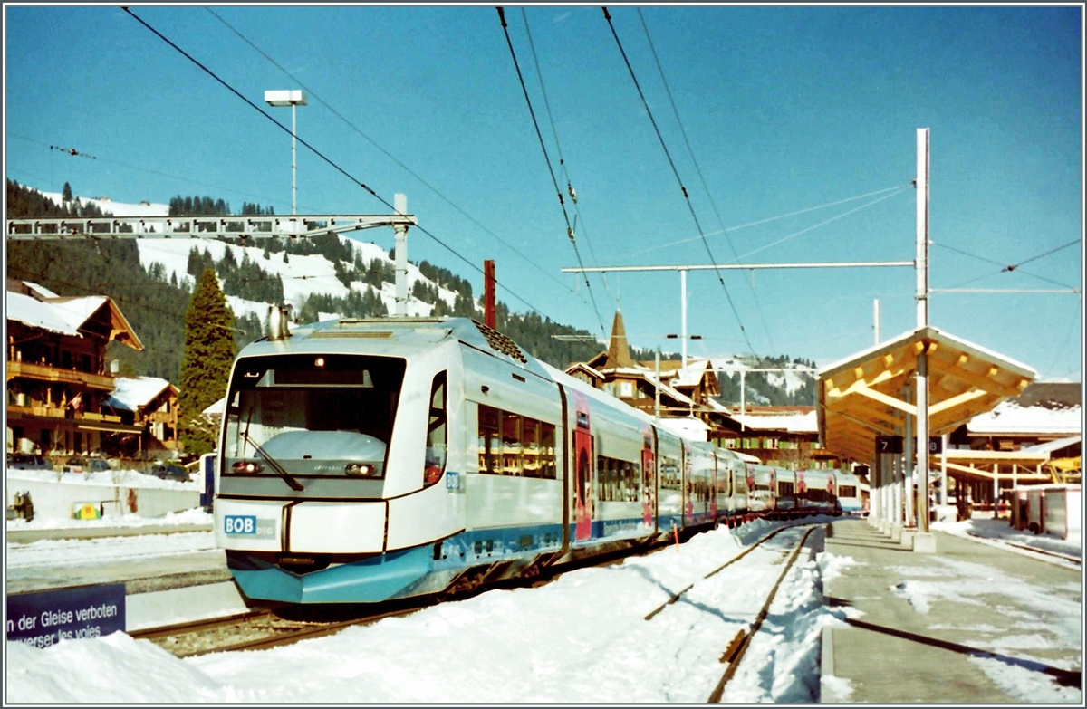 Nachdem am 26 Dez. 1999 der der Sturm  Lothar  bers Land gebrausst war, hatten etliche Bahnen Fahrleitungs-Strungen. Da sich diese im Falle der SEZ-Bahn ber lngere Zeitr hinzogen, entschloss sich die Bahn zum ungewohnten Schritt, mit denn abgestellten BOB Dieseltriebzgen der BOB (Bayrische Oberland Bahn) einen Notbetrieb anzubieten.
Auf dem Bild ist ein BOB  Integral  in Zweisimmen zu sehen.
Jan. 2000