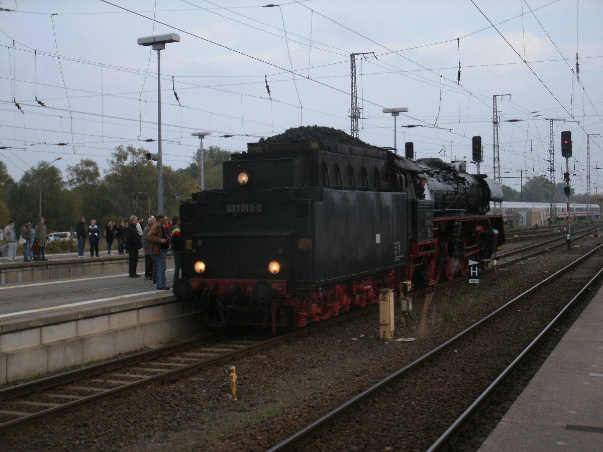Nachdem Kohle fassen im Stralsunder Hafen und der Drehfahrt kam 03 1010-2,am 12.Oktober 2013,wieder zur�ck zum Stralsunder Hbf.