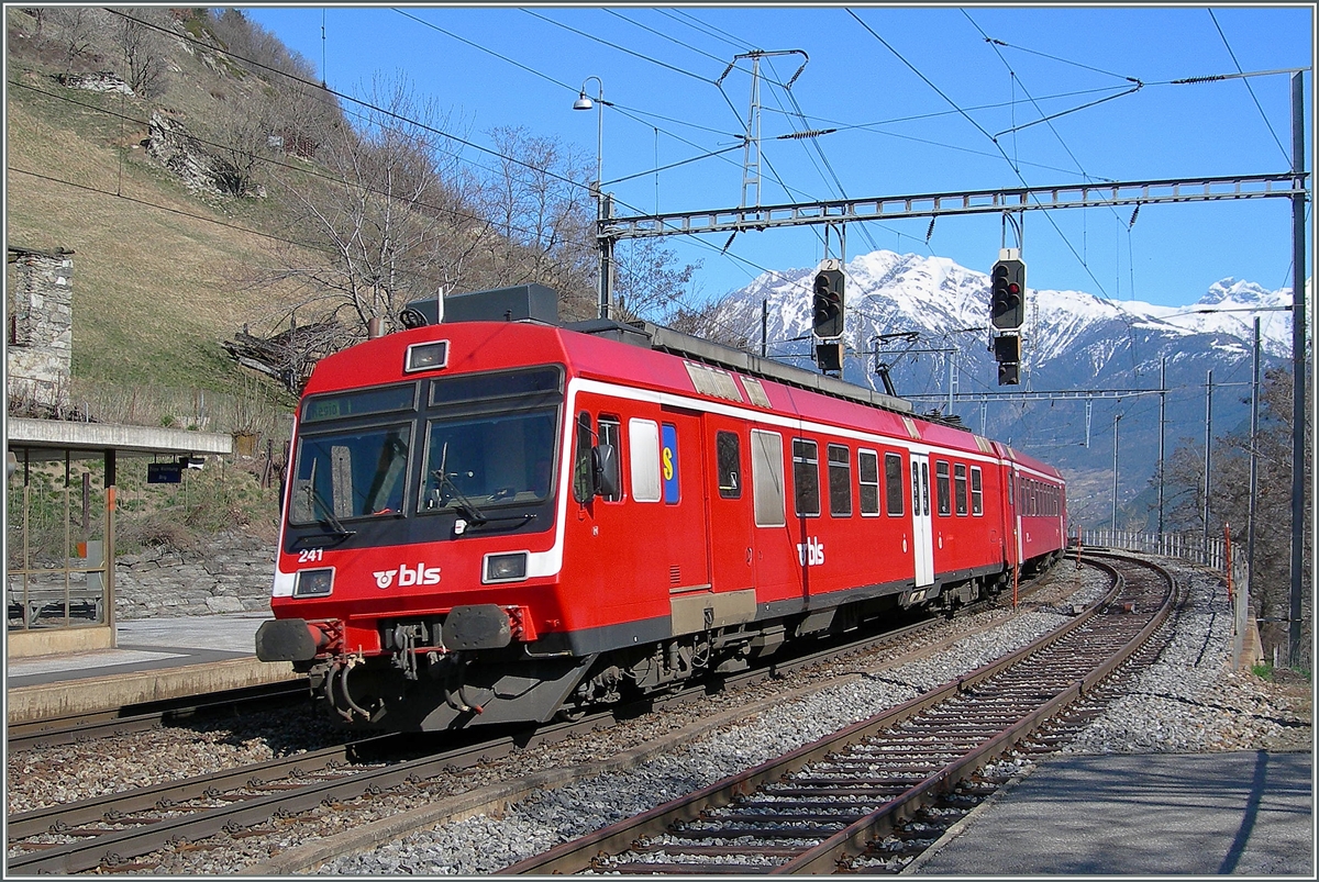 Nachdem lange Zeit die BLS ABDe 4/8 mit Bt den Regionalverkehr prägten, wurde kurz vor der Eröffnung des Lötschberg Basis Tunnels (LBT) vermehrt auf verschiedene Komposition für den Regionalverkehr auf der Südrampe zurückgegriffen: Hier ist ein von der mit  der Fusion mit der RM (ex EBT SMB VHB) zur BLS gelangter RABDe 566 bei der Ausfahrt Richtung Brig in Ausserberg zu sehen. 
16. März 2007 