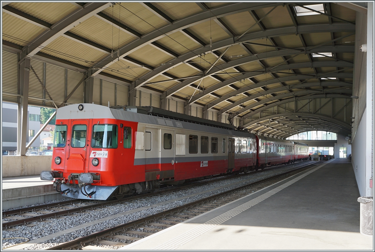 Nachdem der Regionalzug nach Vallorbe den Bahnhof von Le Brassus verlassen hat, ist der Blick frei auf den TRAVYS RBDe 567 174 (94 85 7567 174-8)  Fleurier  mit seinem B 536 (B 50 85 2035 536-5 CH-TVYS) und den ABt 375 (ABt 50 85 80 33 325-7), wobei wie schon einmal erwähnt, die Bahnhofshalle von Le Brassus mit äussert schwierigen Lichtverhältnissen aufwartet. Der Zug wird am Nachmittag als Regionalzug 6030 nach Vallorbe zurück fahren.

16. Juni 2022