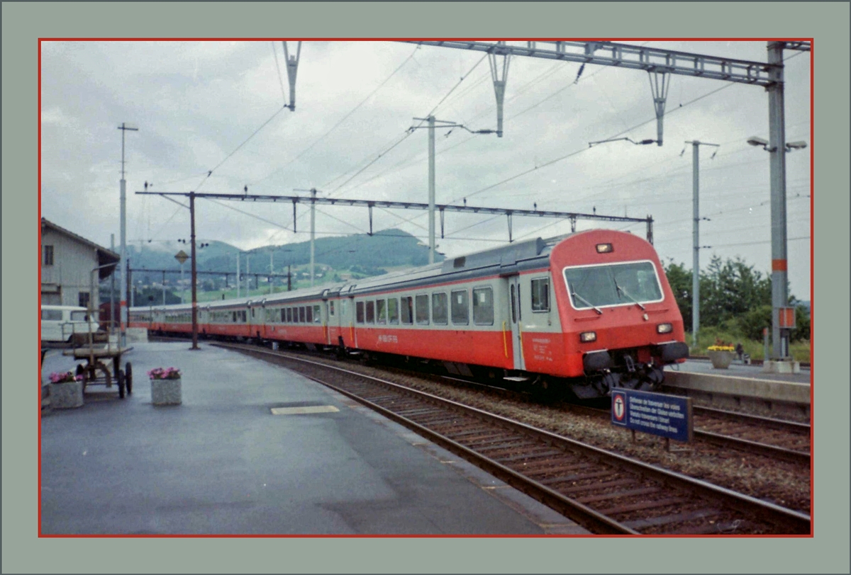 Nachdem die Städteschnellzüge  Swiss Express  von der Paradestrecke Romanshorn - Genève abgezogen wurden, verkehrten sie in geänderter Formation (gekürzt, ohne Speisewagen, dafür mit Steuerwagen auf der Strecke Genève - Bern - Langnau - Luzern.
Zumindest bis zum Fahrplanwechsel verbleiben zwischenzeitlich von der BLS übernommenen EWIII
als RE auf der Strecke  Bern Langnau - Luzern. 
Hier im September 1992 hält ein IR nach Luzern in Palézieux. 
(Gescanntes Foto)