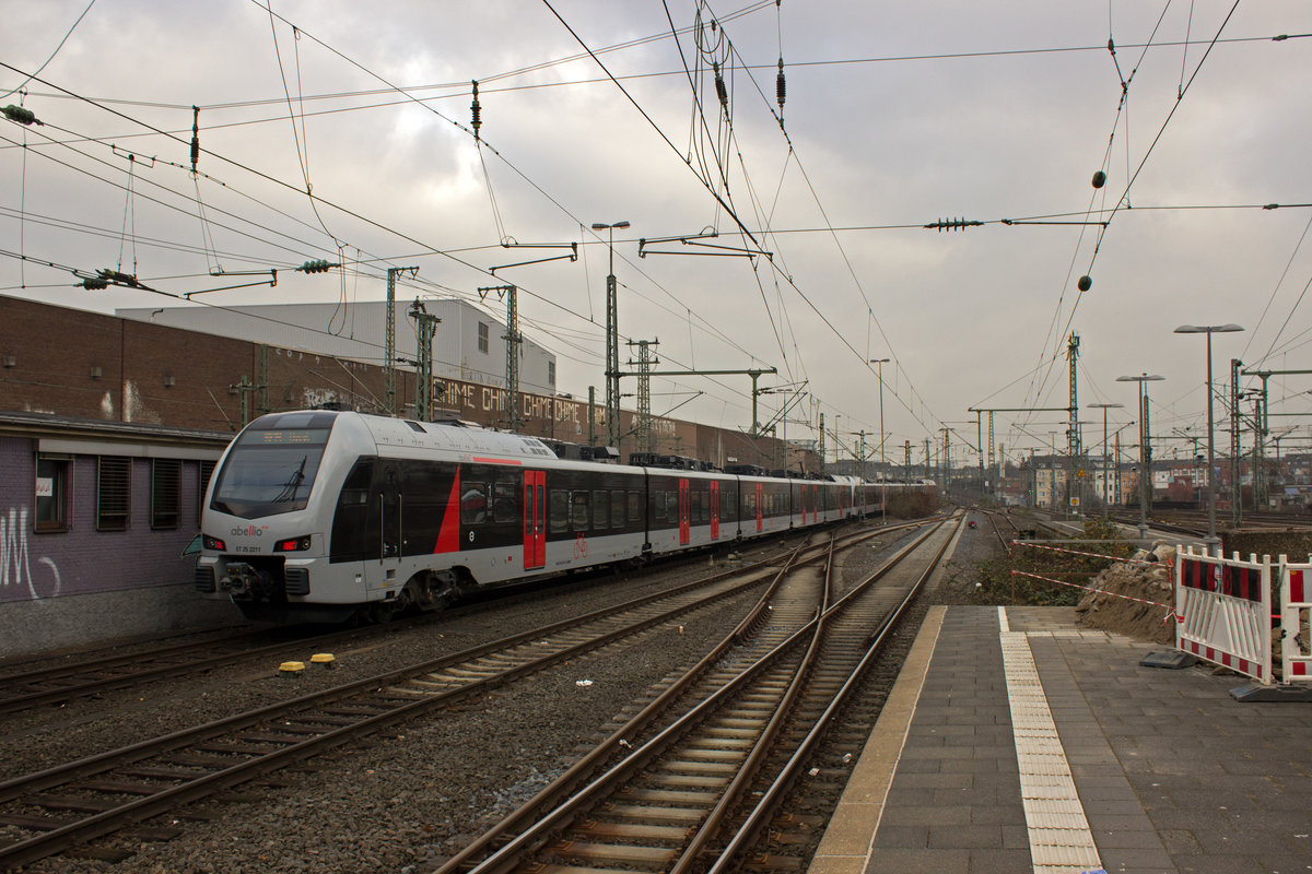 Nachschuss auf den Abellio-Triebwagen 1429 018, der als zweiter Zugteil des RE19 nur bis Wesel fährt.