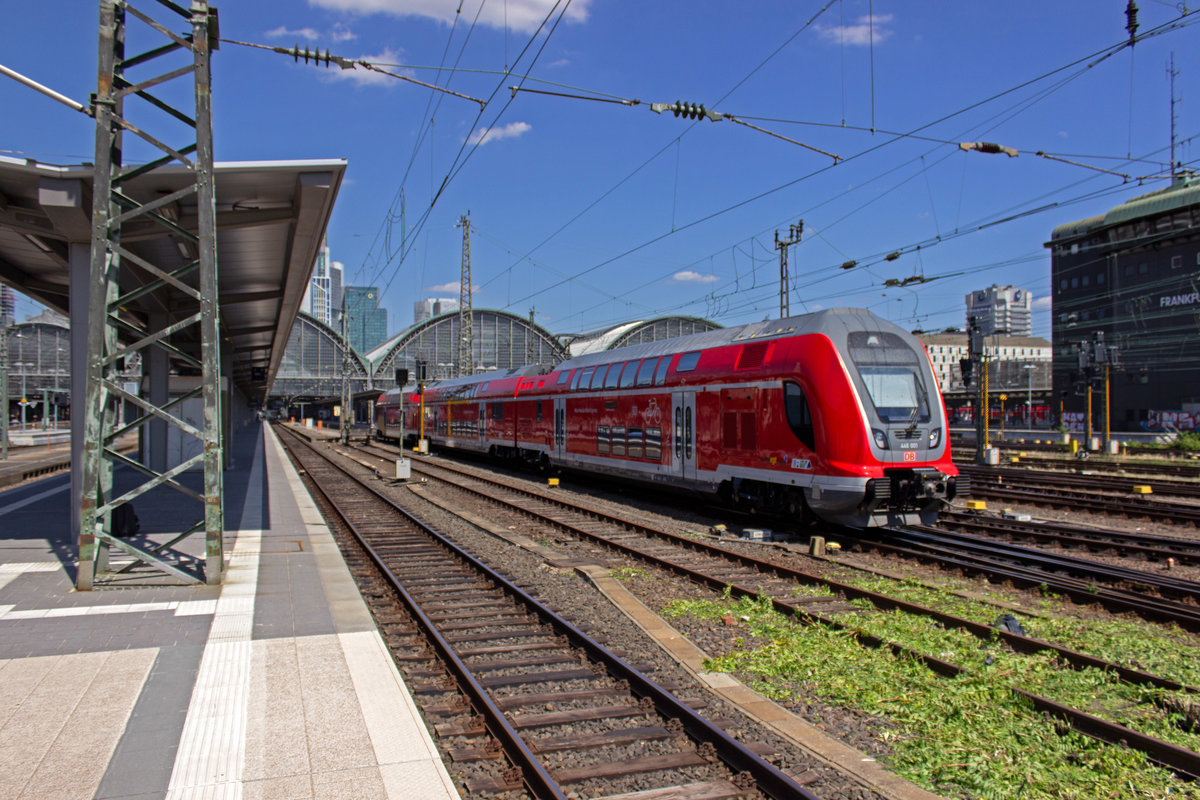 Nachschuss auf den Twindex-Steuerwagen 446 001 in Frankfurt.