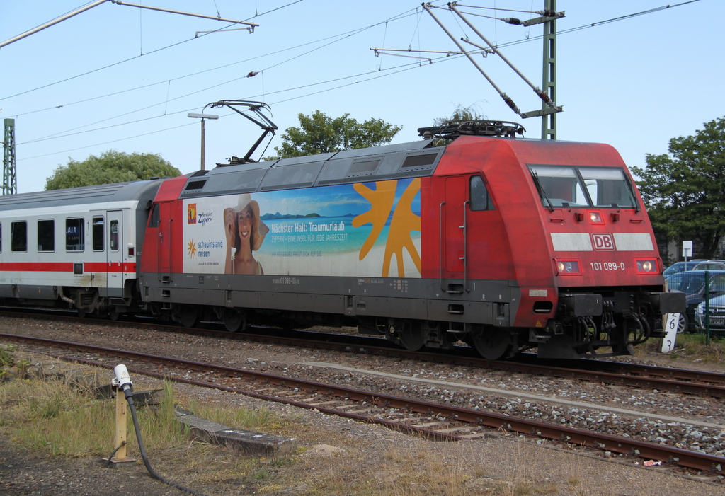 N�chster Halt:Traumurlaub 101 099-0 mit IC 2185 von Warnem�nde nach Leipzig Hbf stand am Mittag des 26.06.2016 in Warnem�nde.