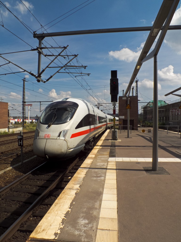 Nanu? Ein ICE-T am Ostbahnhof? Der gehört da doch gar nicht hin? Im Moment schon und der Grund liegt ausnahmsweise ger nicht an den Baustellen in Berlin, sondern an einer im Süden Dänemarks. Der ICE 381 (Arhus - Berlin) wird in dieser Zeit auf Flensburg eingekürzt und  von Seiten der DB mit einem 411er gefahren. Ist ja auch sinnvoll, auf einer vollständig elektrifizierten Strecke elektrische Triebfahrzeuge einzusetzen. Das fast verdoppelte Platzangebot wird gerade zwischen Hamburg und Berlin wohl auch dankbar angenommen werden.
Am 16.07.14 war 411 060  Markt Holzkirchen  in diesem Plan unterwegs. Hier begibt er sich in der östlichen Ausfahrt des Ostbahnhofes in Richtung Nachtruhe nach Rummelsburg.