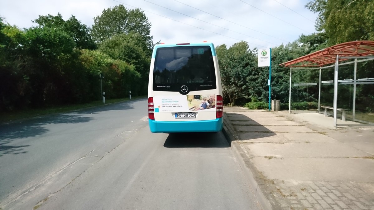 ....NB SW 523 ist ein ungewohntes Bild ein Mercedes Sprinter auf der Linie 8 am Waldfriedhof zu sehen aber durch bauarbeiten im August wurde an Wochenenden ein shuttle-Service zwischen der Kozaliner Strae und den Waldfriedhof eingerichtet 