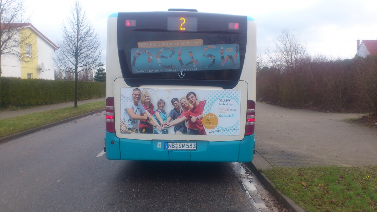 ...NB SW 583 das Heck des Citaro Facelift wo für die Ausbildung bei den Stadtwerken geworben wird
...und für Schulpartnerschaften die die Stadtwerke übernehmen und die Schüler machen das Logo des Unternehmens nach.....und auch er hat neue seine neue Werbung bekommen dachte ich kann noch die alte Werbung fotografieren....aber zu spät 