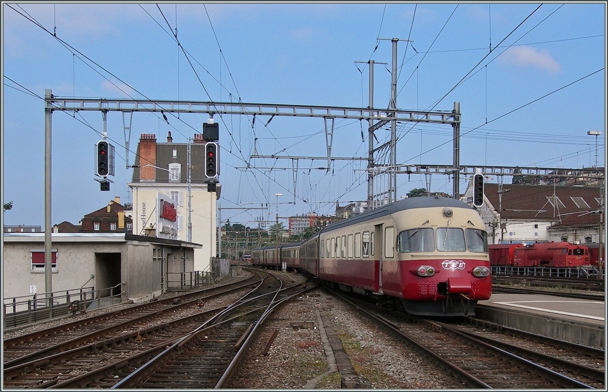 NBS ist nicht einen Erfindung unsere Tage: am 16 Mai 1915, also vor genau 100 Jahren, wurde der 6099 Meter lange Mont d'Or Tunnel zwischen Vallorbe (CH) und Longevilles Rochjean (F) eröffnet und ersparte den Zügen auf der Fahrt über die Simplonstrecke den Umweg über Pontarlier. Grund genug den Tag mit dem wohl faszinierenstem Zug der je auf dieser Strecke fuhr - dem TEE  Cislpin , der hier in Form des RAe TEE II auf seine alte Stammstrecke zurückkehrte und von Lausanne nach Vallorbe fuhr. Einen lieben Dank an Julian für den kleinen Besuch und den grossen Tipp.
Lausanne, den 16. Mai 2015