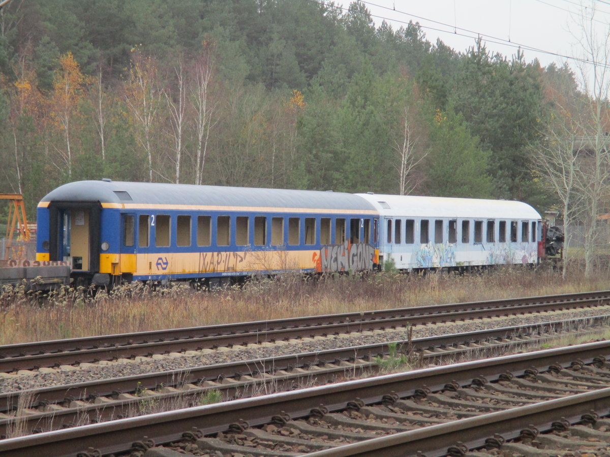 Neben dem Streckengleis nach Rostock und Stralsund standen im Bahnwerk Neustrelitz,am 24.November 2020,sogar dieser NS Wagen.