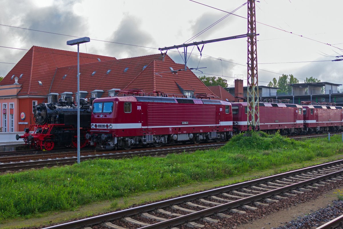 Neben der Frankfurter Denkmallok 64 317 hielten am 17.10.2020 eine Reihe 143 der Firma Delta-Rail Wochenendruhe. Drei davon waren im bordeauxroten Farbton der ehemaligen Deutschen Reichsbahn lackiert, die gut zur noch weitgehend im DR-Zustand befindlichen Sicherungstechnik in Frankfurt passt. Ganz vorne steht 143 864.