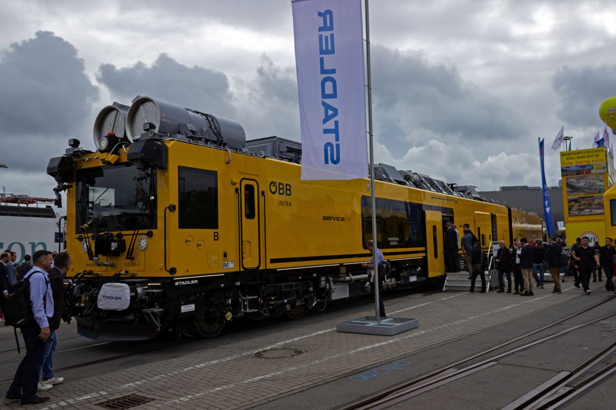 Neben gr��erer Serien verschiedener Personentriebwagen produziert Stadler schon lange diverse Sonderanfertigungen. F�r �BB Infra hat Stadler den ServiceJet entwickelt, einen selbst angetriebenen Tunnelrettungszug, der die veralteten Rettungsz�ge ersetzen soll, die aus Mittelwagen von alten Elektrotriebwagen bestehen. Auf der InnoTrans war X122.005 ausgestellt, der mit multimodalem Antrieb und bis zu 160km/h H�chstgeschwindigkeit im Vergleich zu vielen anderen Bahndienstfahrzeugen gut im Alltagsbetrieb mitschwimmen kann.
