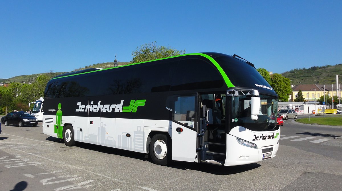 Neoplan Cityliner von Dr. Richard Reisen aus Wien in Krems gesehen.