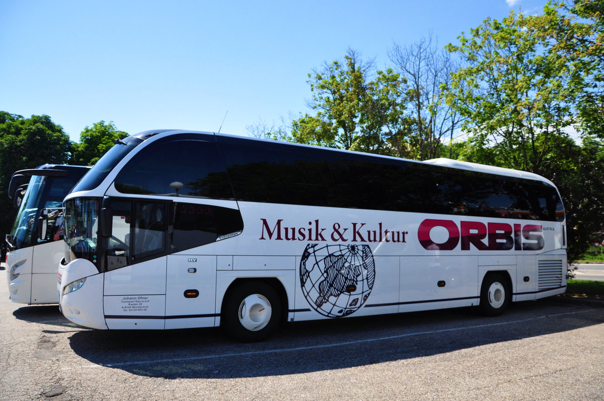 Neoplan Cityliner von Johann Ofner-ORBIS Reisen aus �sterreich in Krems gesehen.