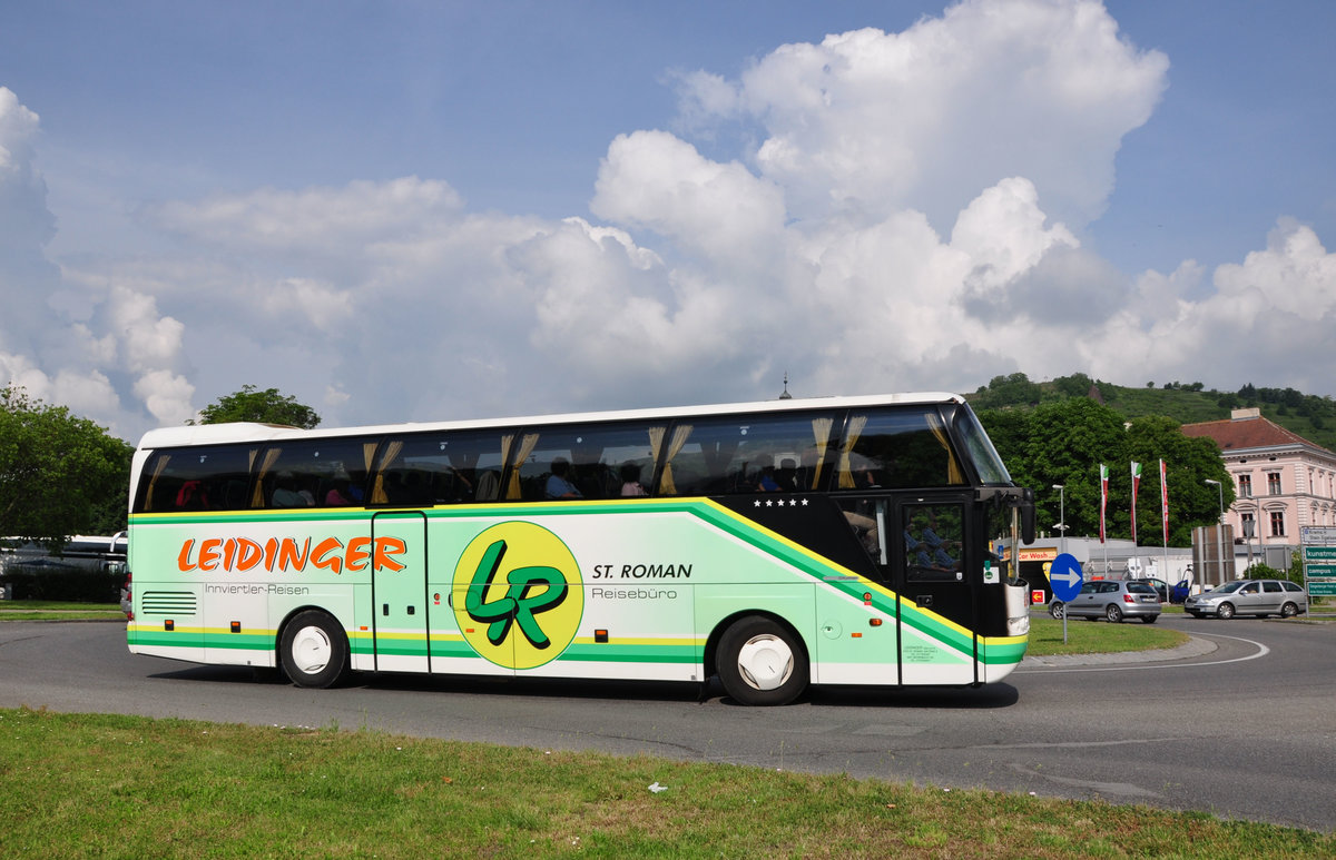Neoplan Cityliner von Leidinger Reisen/Reiseb�ro aus �sterreich in Krems unterwegs.