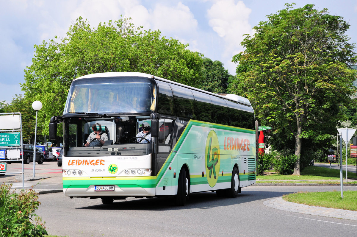 Neoplan Cityliner von Leidinger Reisen/Reiseb�ro aus �sterreich in Krems unterwegs.