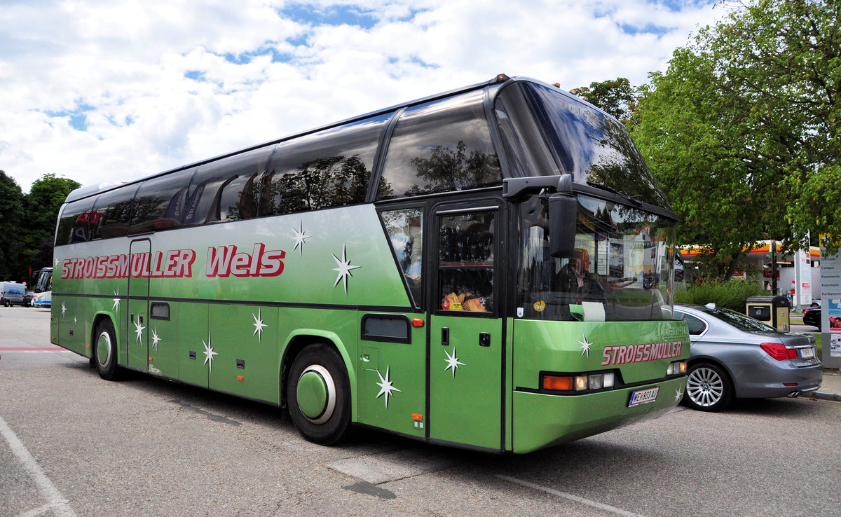 Neoplan Cityliner von Stroissmller aus Wels/Obersterreich in Krems gesehen.