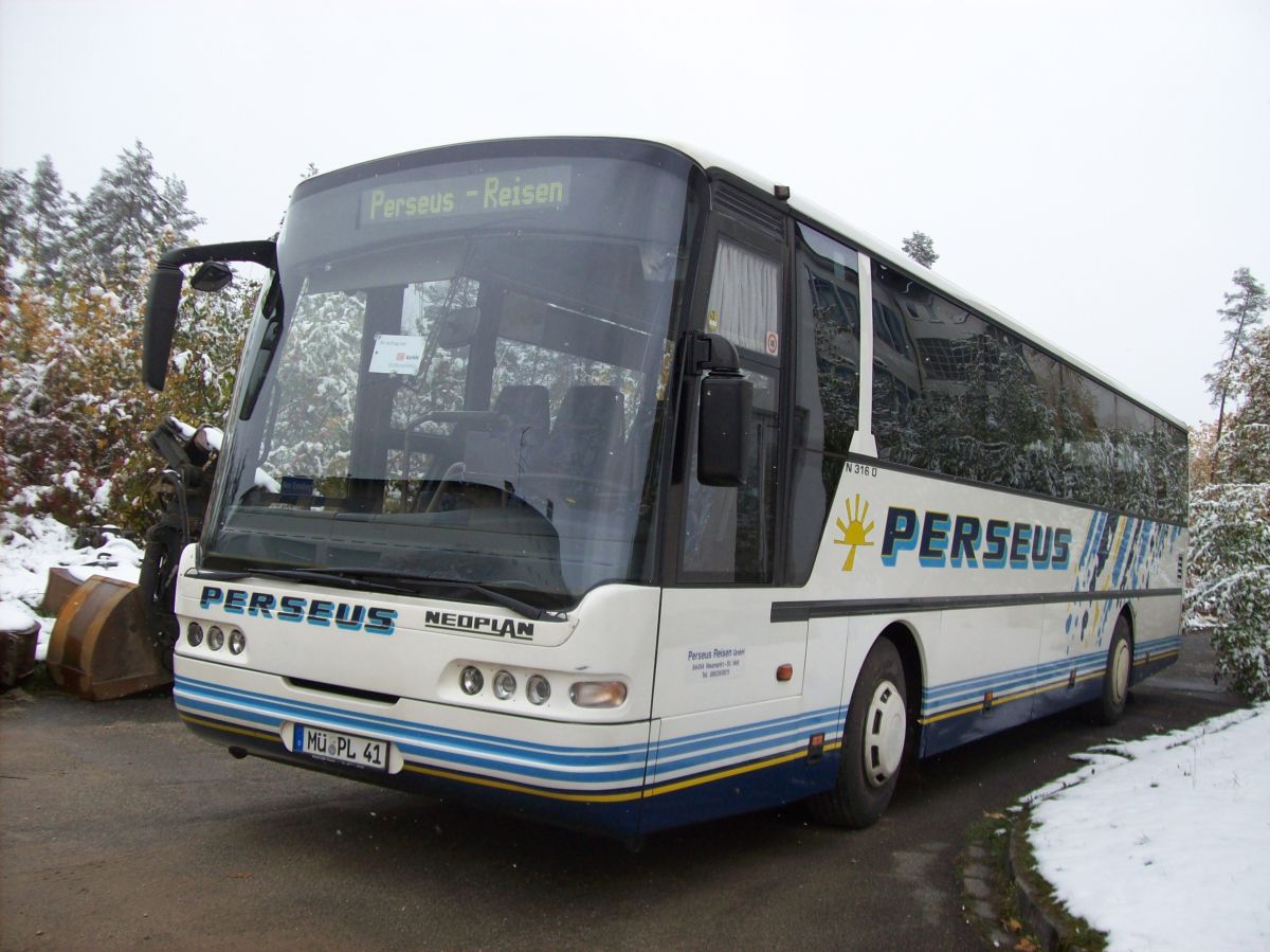 Neoplan Euroliner N 3316 � von Perseus-Reisen aus Neumarkt-St. Veit. Der 2003 in Perseus' Fuhrpark gekommene Kombibus verf�gt �ber 51 Schlafsessel von VogelSitze (kippbare Sitzbank am Mitteleinstieg, zus�tzl. 2 Reiseleitersitze m�glich), erh�hte Podeste und eine LAWO-Matrix vorne, rechts (je gro�) und hinten (Liniennr.). Der Antrieb besteht aus einem MAN-Reihensechszylinder Typ D 2866 LUH mit 265 kW (360 PS) (nachtr�glich per Chiptuning gesteigert) und einem Sechsgang-ZF-Schaltgetriebe.
Anfang 2013 wurde der Bus im Alter von exakt 10 Jahren verkauft.
Am 27. 10. 2012 konnte ich ihn auf dem Abstellplatz in Waldkraiburg aufnehmen.