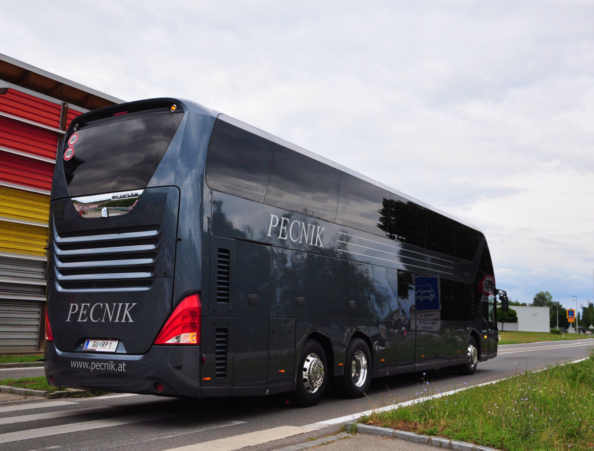 Neoplan Skyliner vom Autobusbetrieb Ludwig Pecnik aus �sterreich in Krems gesehen.