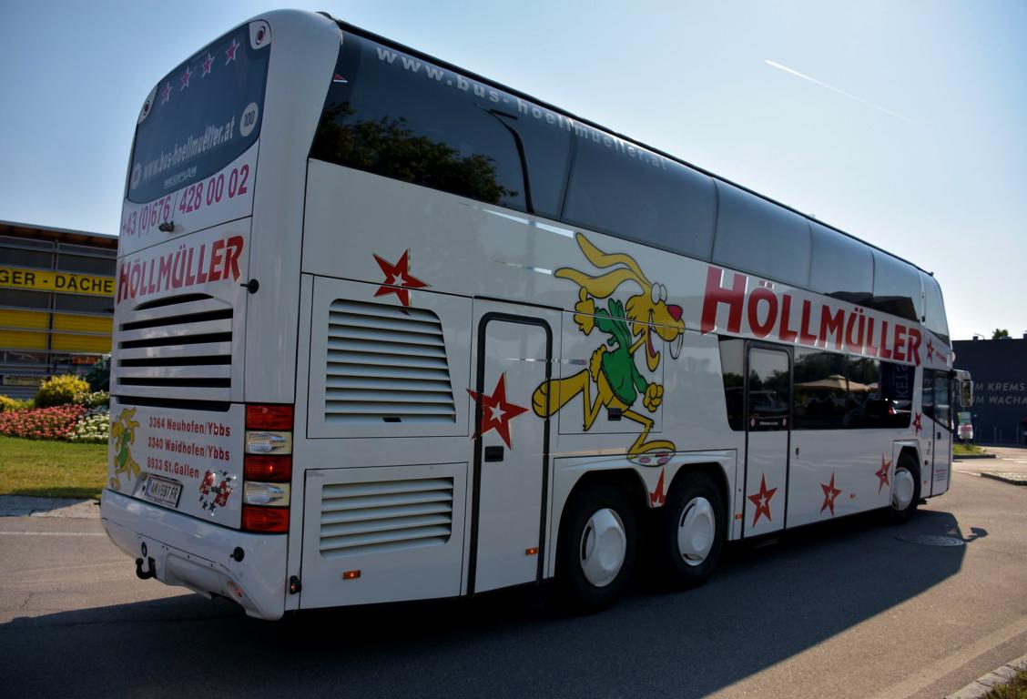 Neoplan Skyliner von Hllmller Reisen aus sterreich im Mai 2018 in Krems.