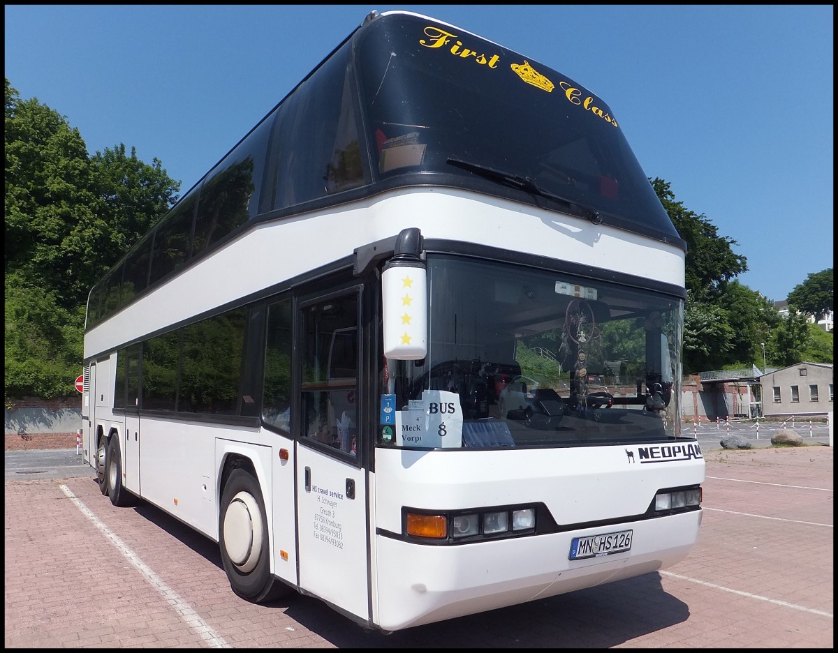 Neoplan Skyliner von HS travel service aus Deutschland im Stadthafen Sassnitz.