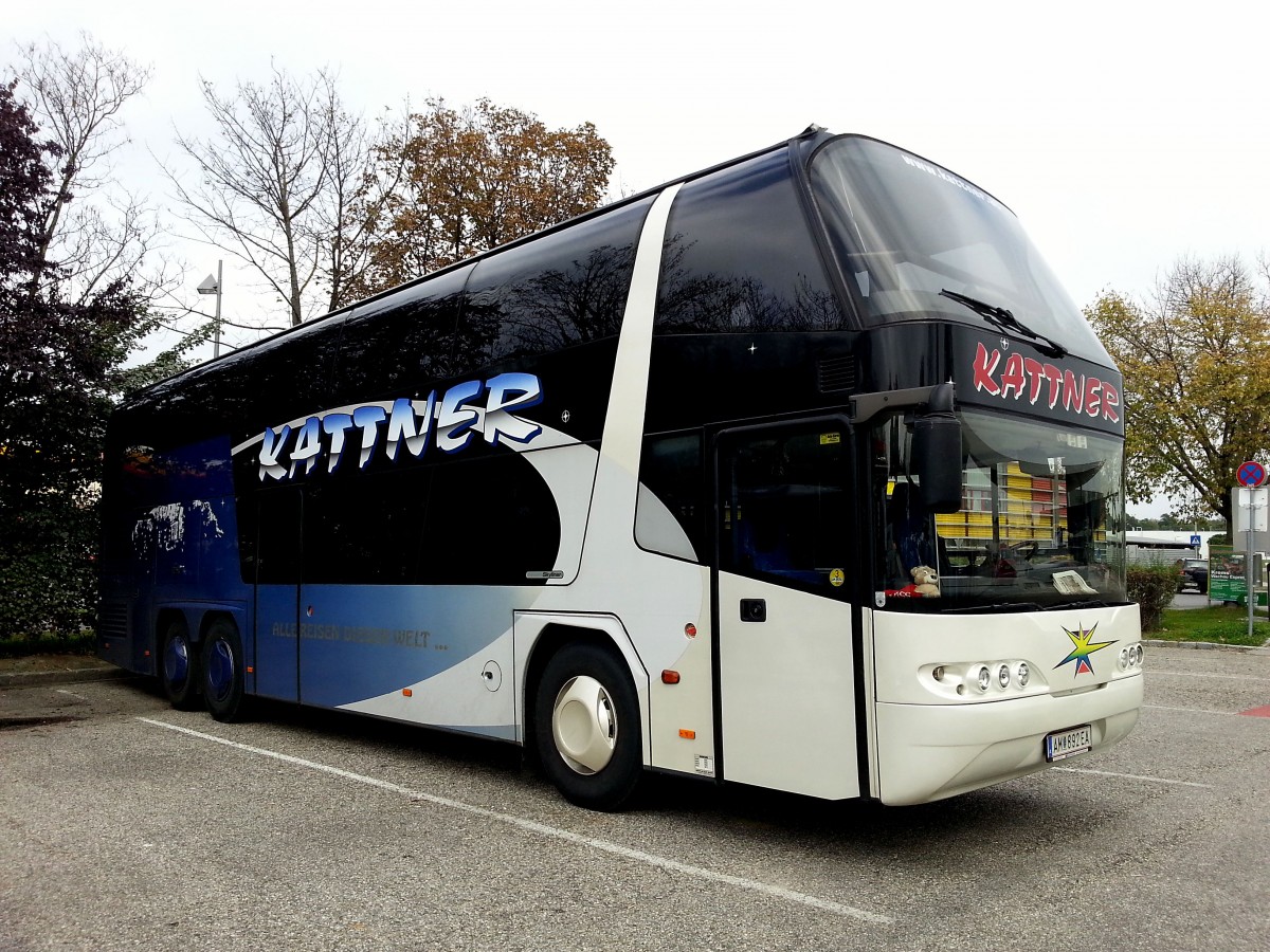 Neoplan Skyliner von Kattner aus �sterreich am 29.9.2014 in Krems.