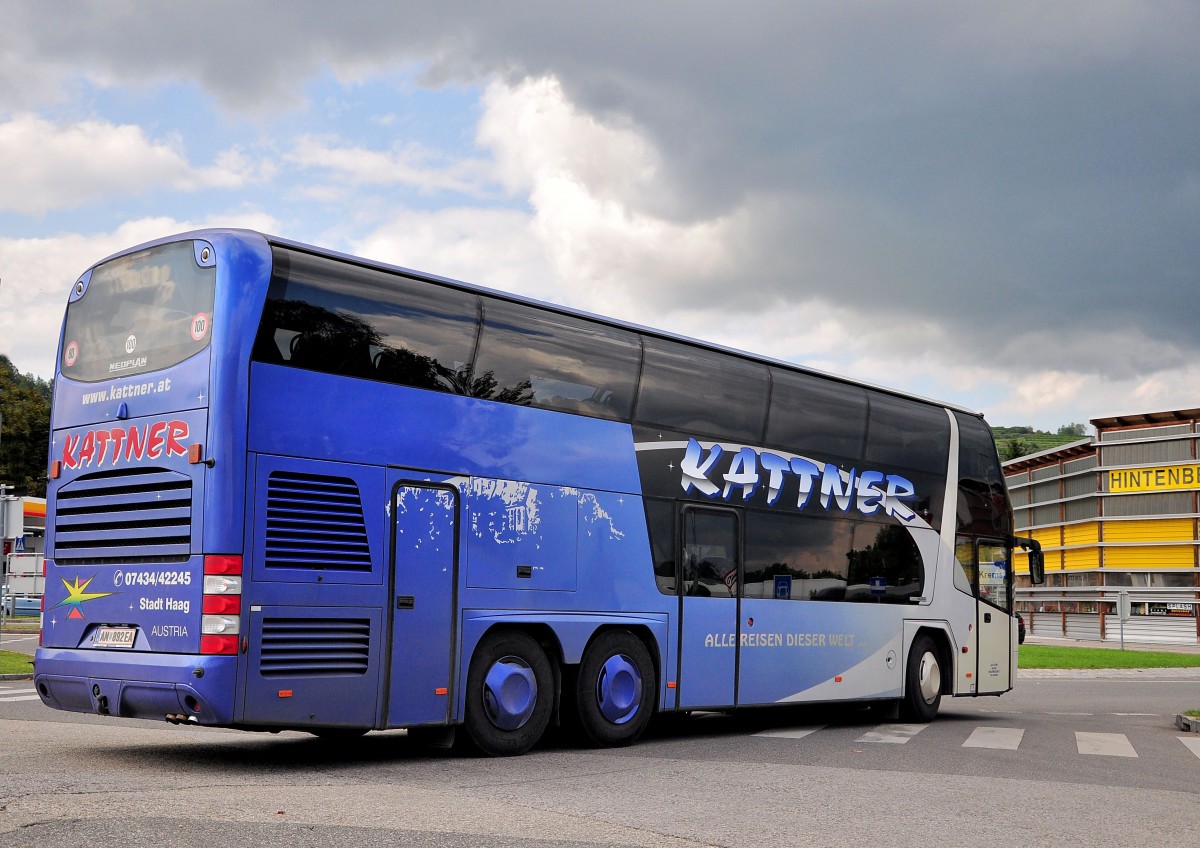 Neoplan Skyliner von KATTNER Reisen aus Haag in Nieder�sterreich am 21.August 2014 in Krems gesehen.