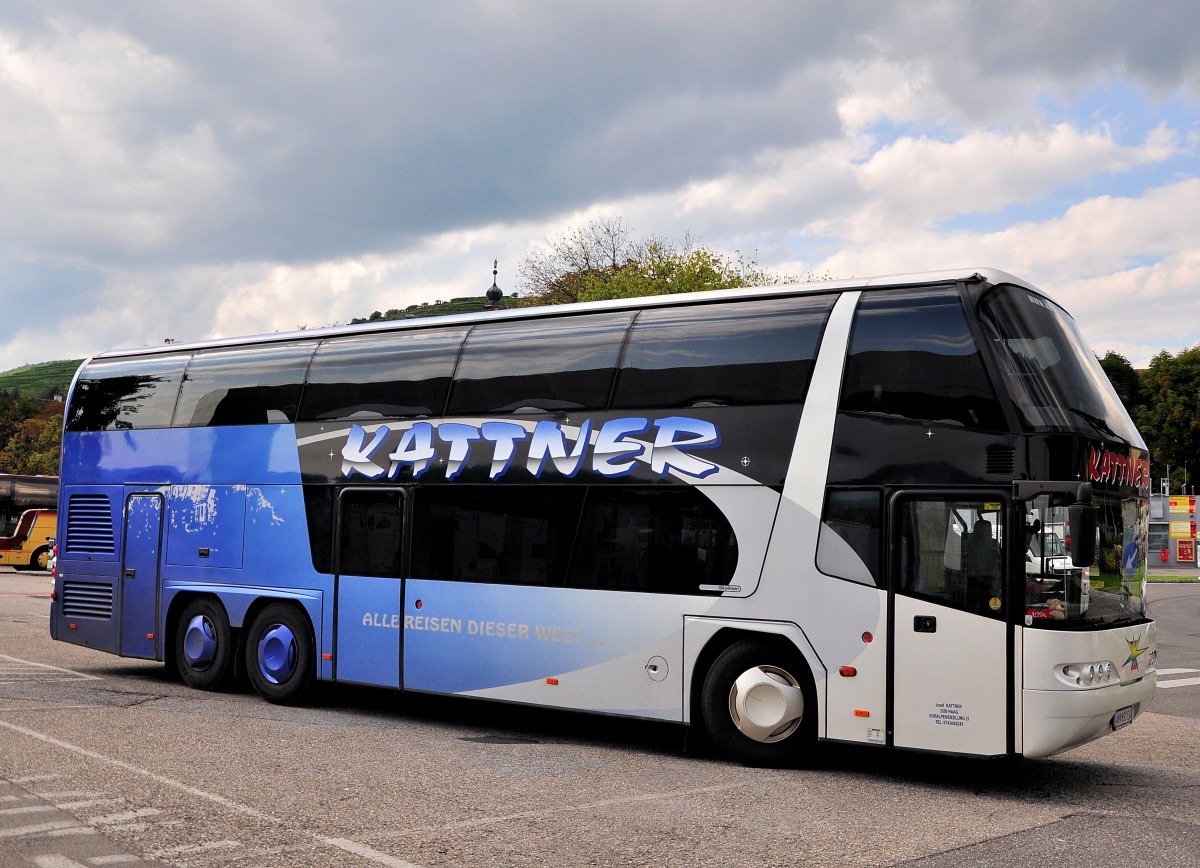 Neoplan Skyliner von KATTNER Reisen aus Haag in Nieder�sterreich am 21.August 2014 in Krems gesehen.